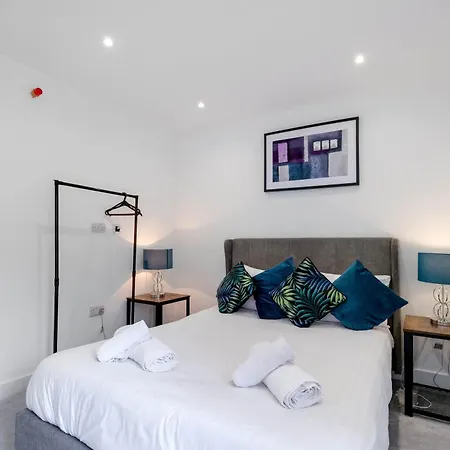 Modern 2 Bedroom Apartments Town Centre Camberley Exterior photo