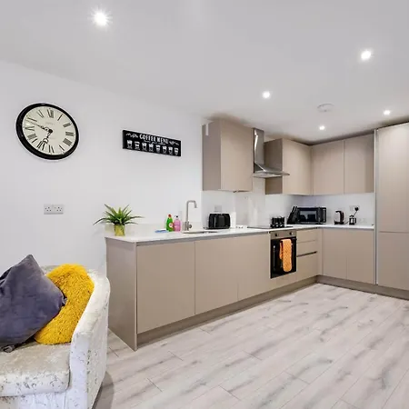 Modern 2 Bedroom Apartments Town Centre Camberley Exterior photo