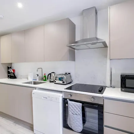 Modern 2 Bedroom Apartments Town Centre Camberley Exterior photo