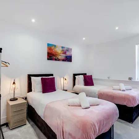 Modern 2 Bedroom Apartments Town Centre Camberley Exterior photo