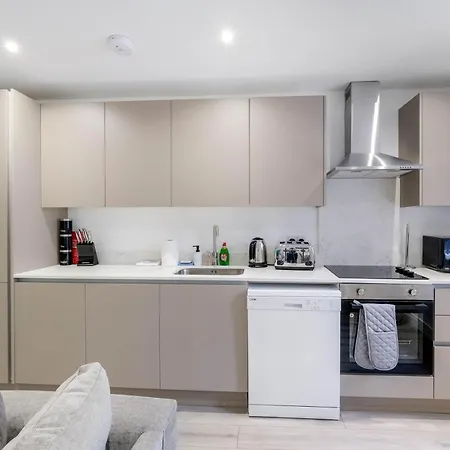 Modern 2 Bedroom Apartments Town Centre Camberley Exterior photo