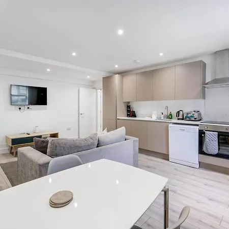 Modern 2 Bedroom Apartments Town Centre Camberley Exterior photo