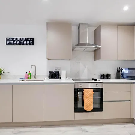 Modern 2 Bedroom Apartments Town Centre Camberley Exterior photo