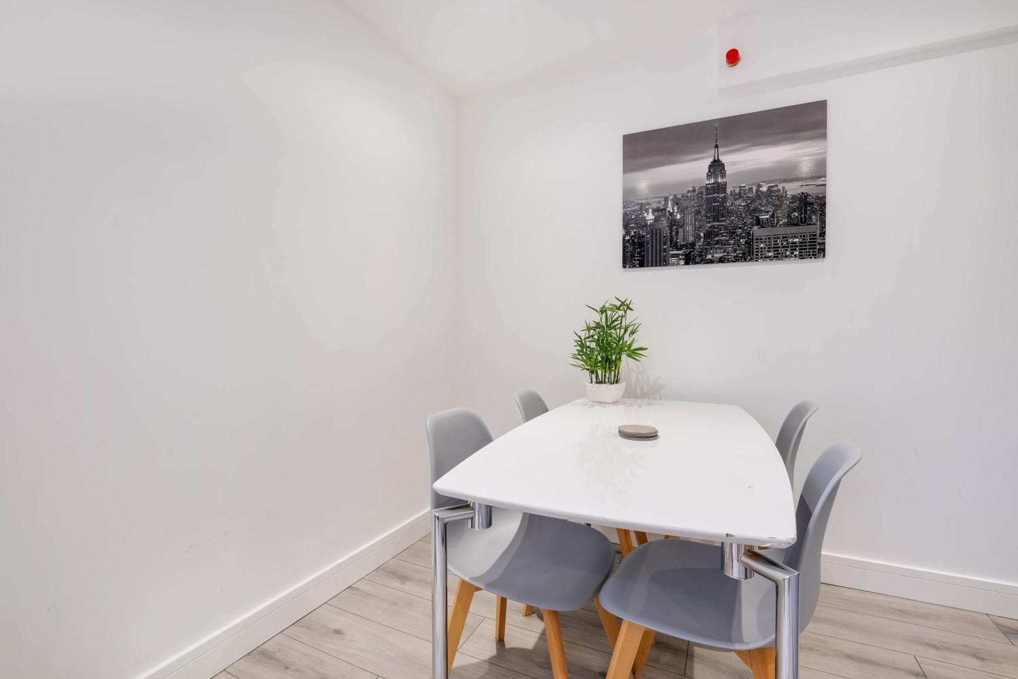 Modern 2 Bedroom Town Centre Apartment