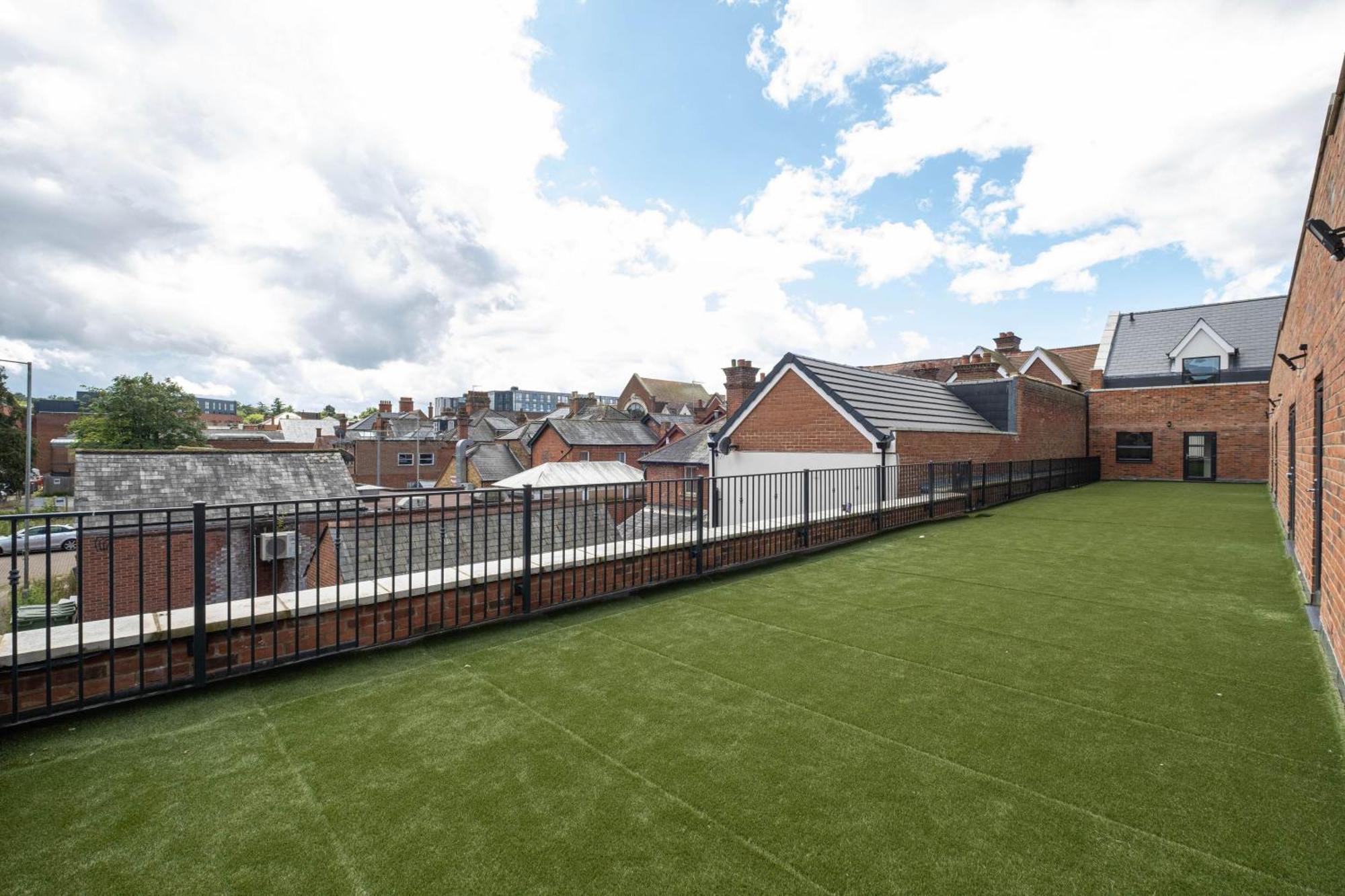 Modern 2 Bedroom Town Centre * Camberley