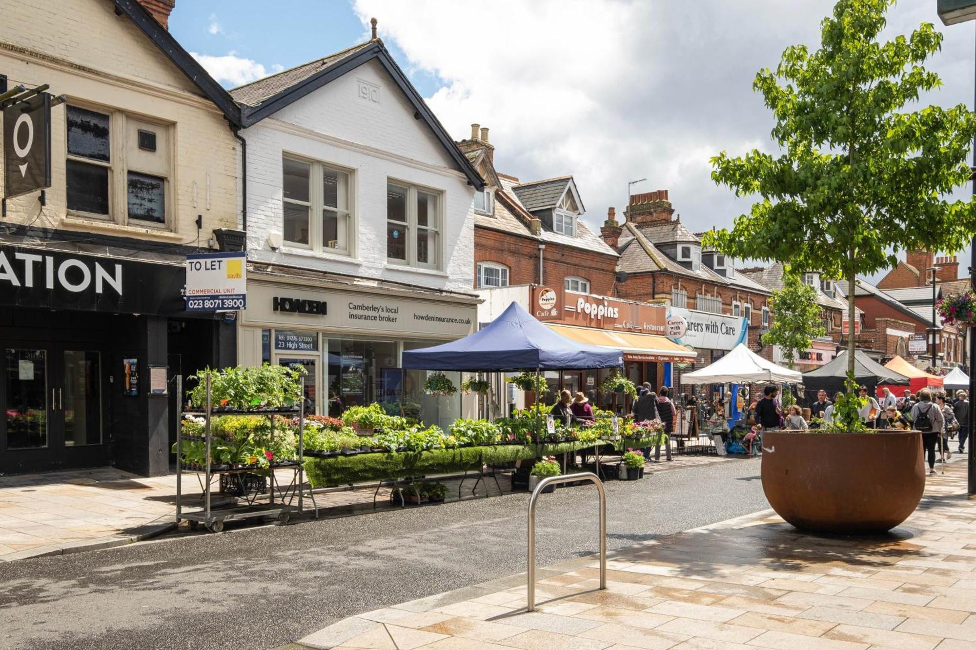 Modern 2 Bedroom Town Centre * Camberley