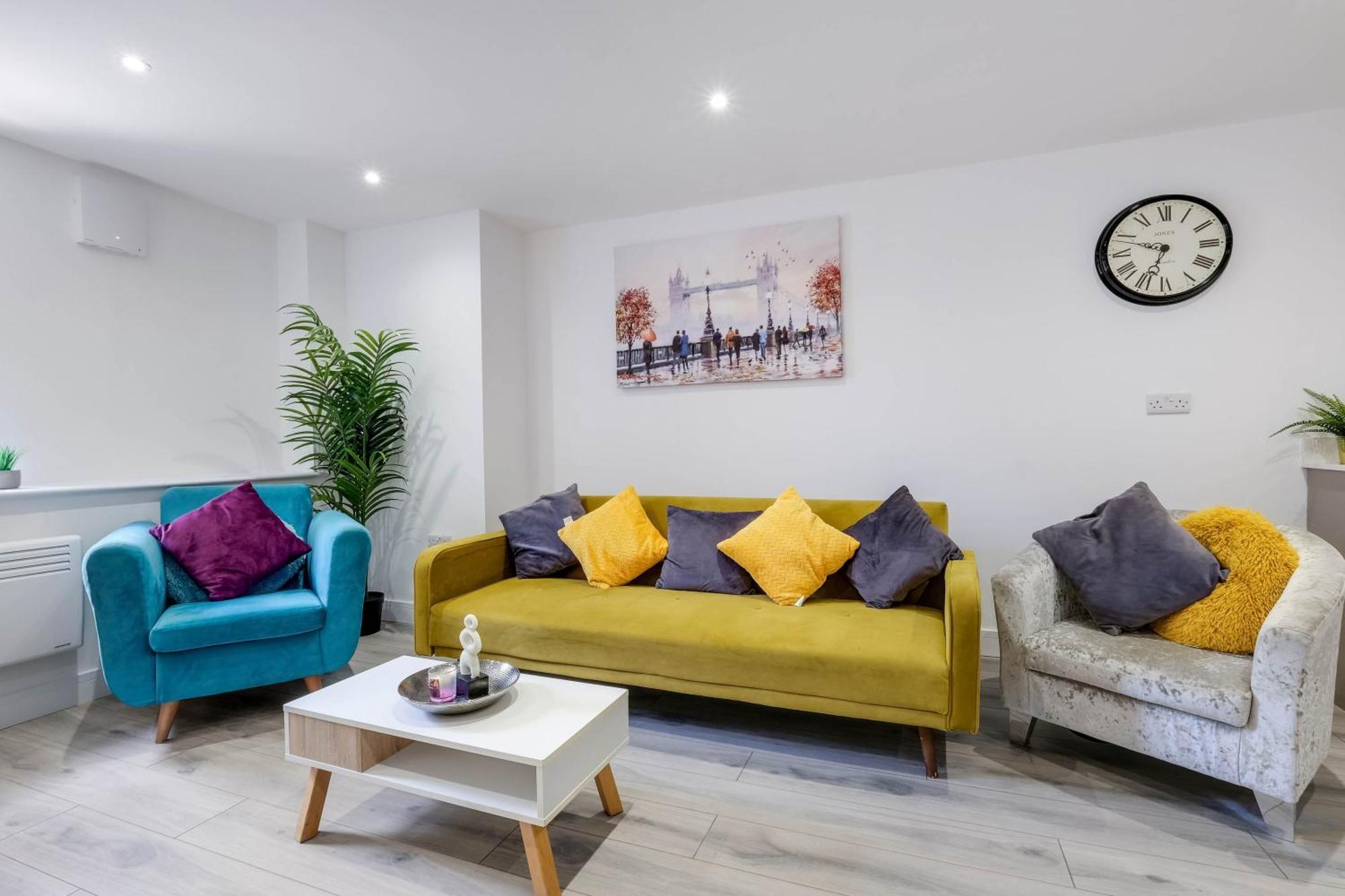 Modern 2 Bedroom Town Centre *