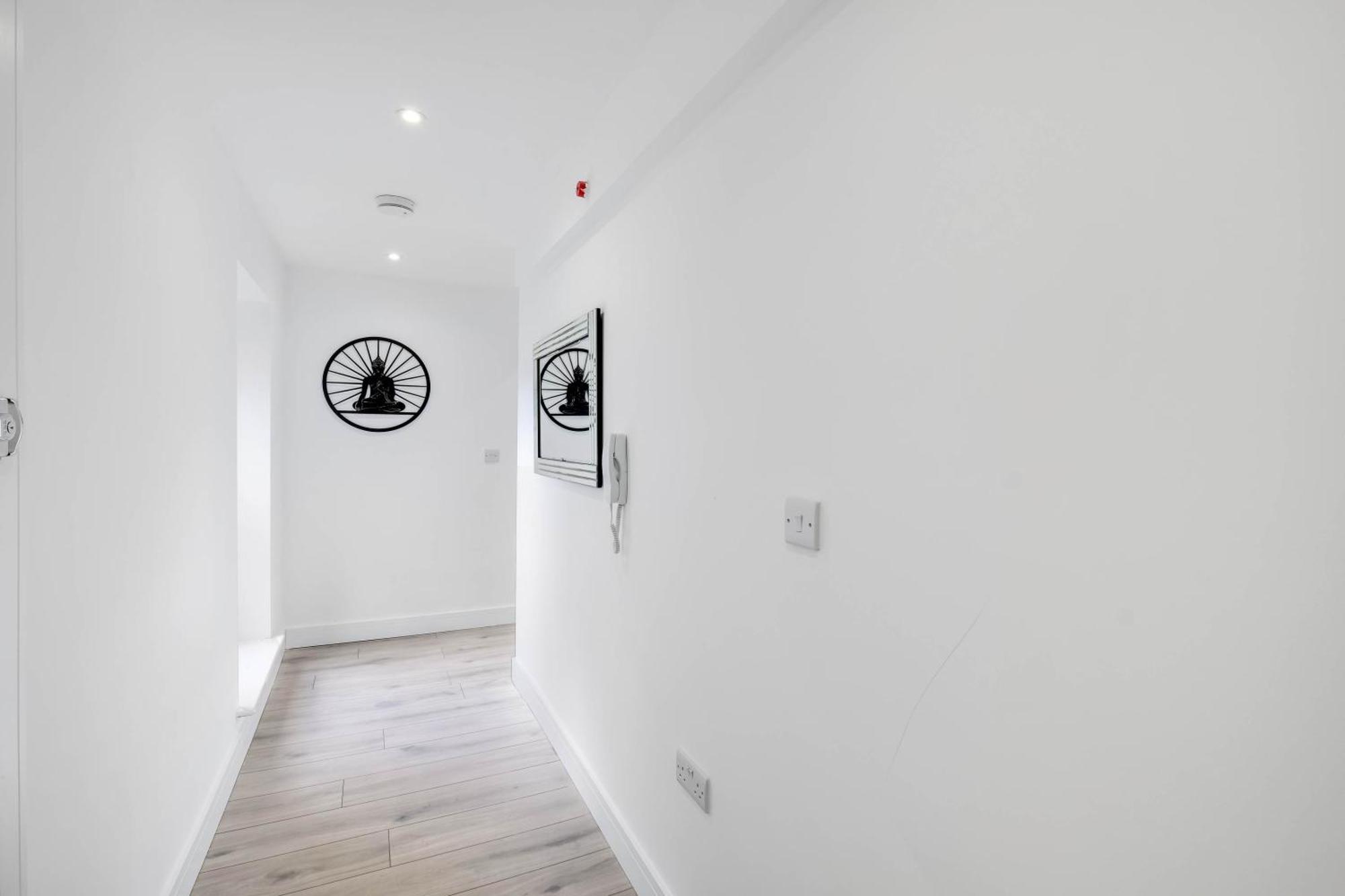 Modern 2 Bedroom Town Centre * Camberley
