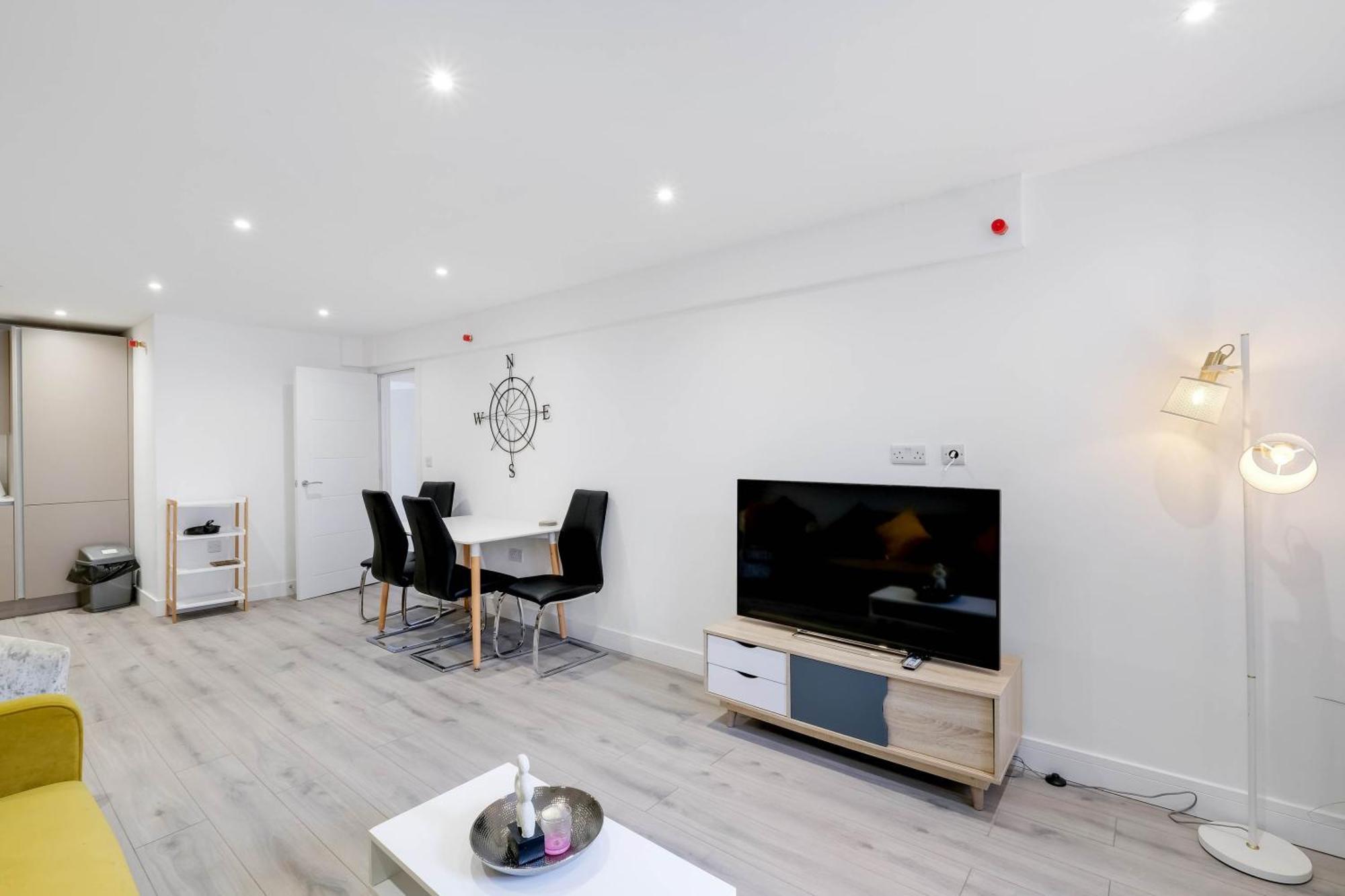 Modern 2 Bedroom Town Centre *