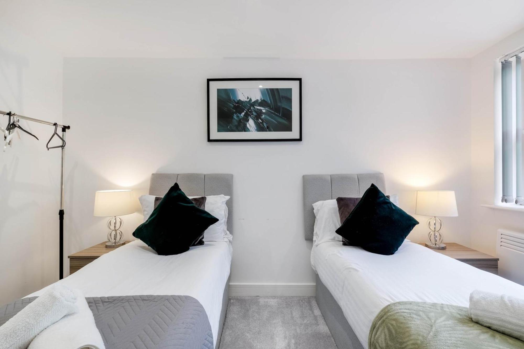Modern 2 Bedroom Town Centre * Camberley
