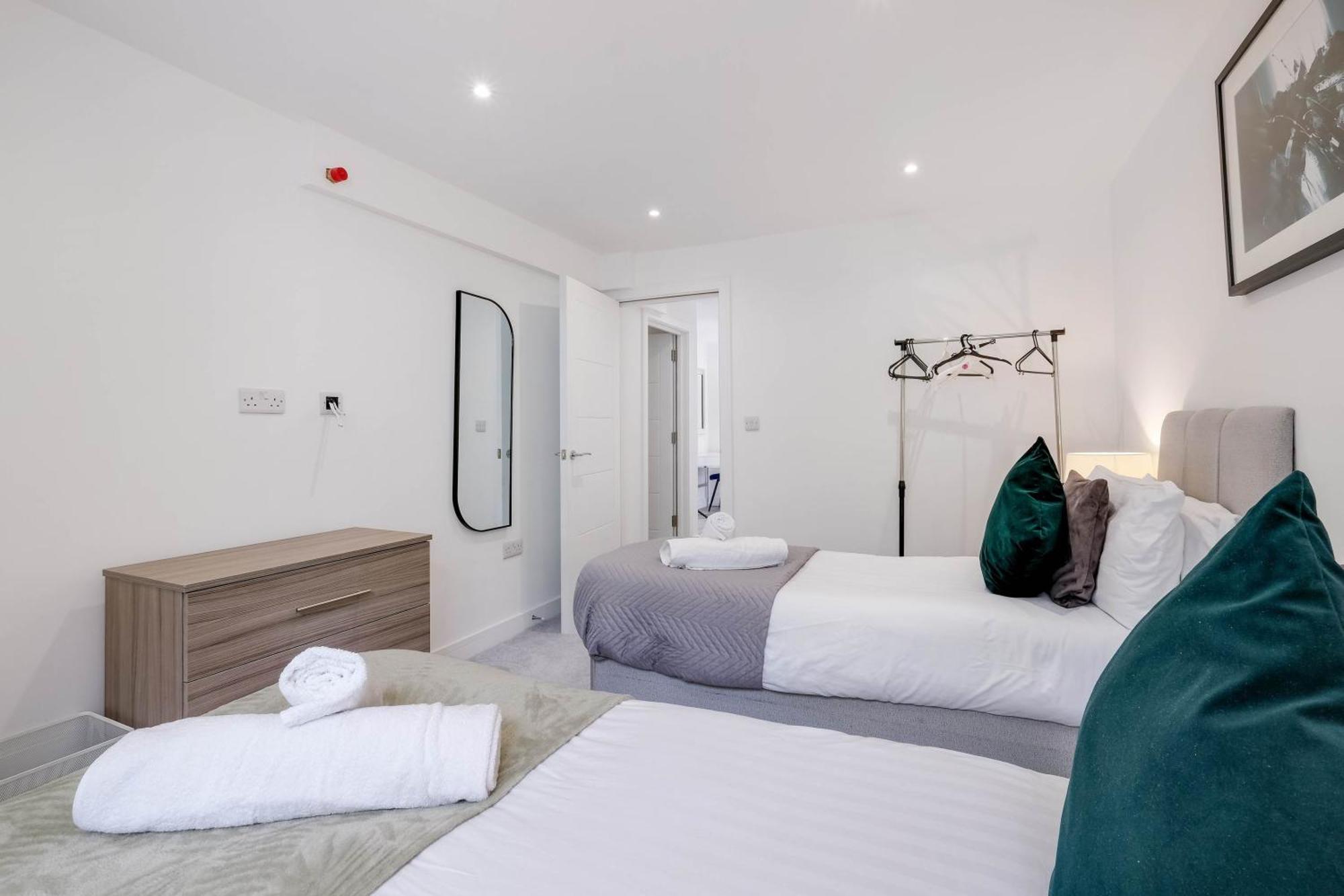 Modern 2 Bedroom Town Centre Apartment