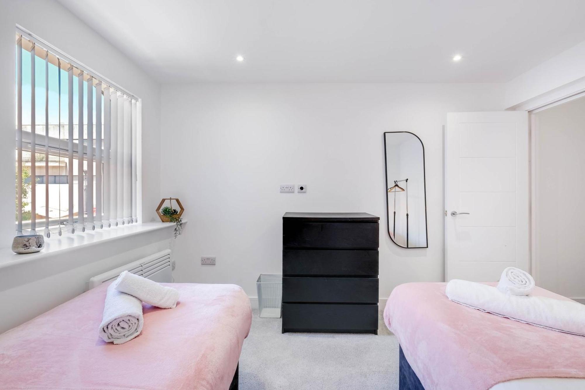 Modern 2 Bedroom Town Centre Apartment Camberley