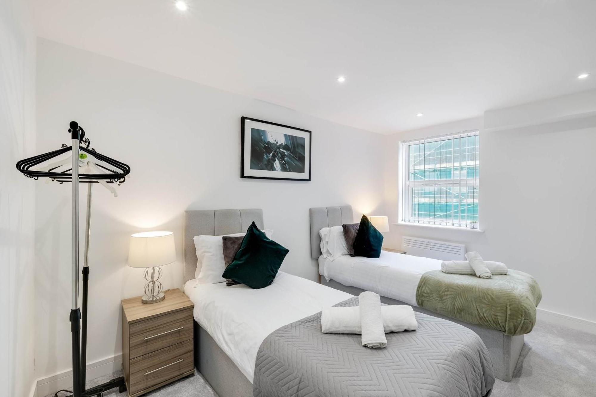 Modern 2 Bedroom Town Centre Apartment Camberley