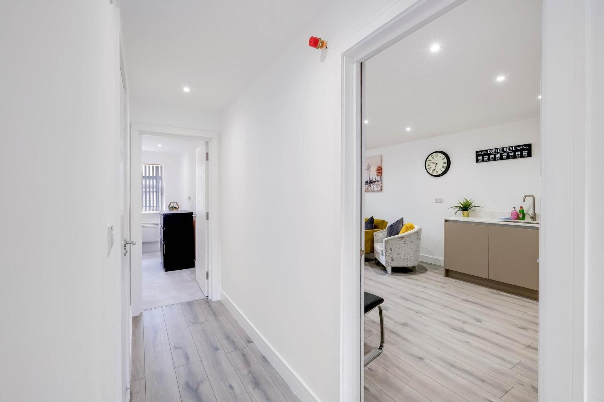 Modern 2 Bedroom Town Centre * Camberley