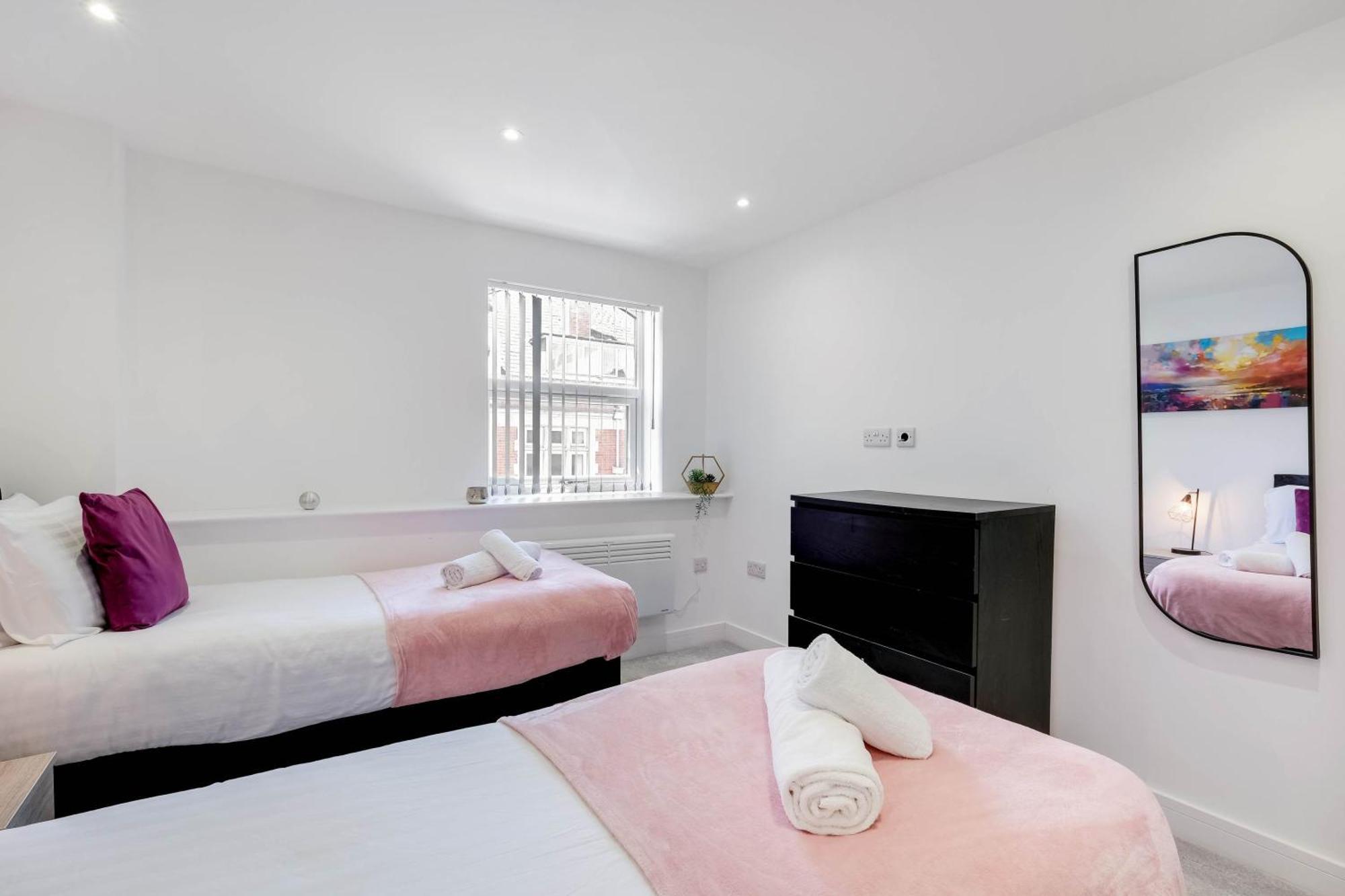 Modern 2 Bedroom Town Centre *