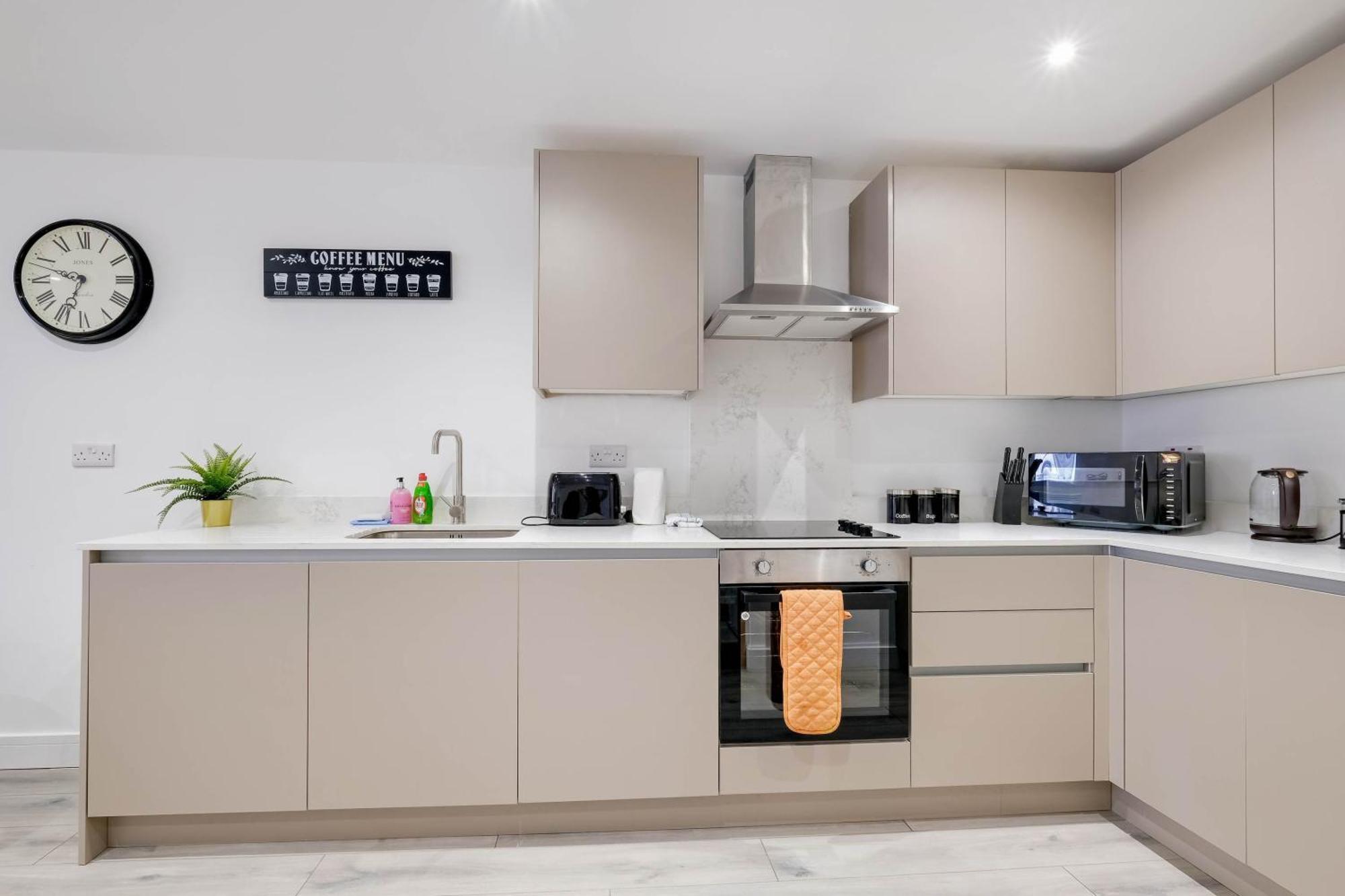 Modern 2 Bedroom Town Centre * Camberley